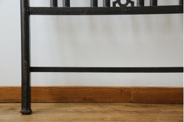 アメリカアンティーク　アイアンフレームがお洒落なベッドフレーム　(R-078806)
