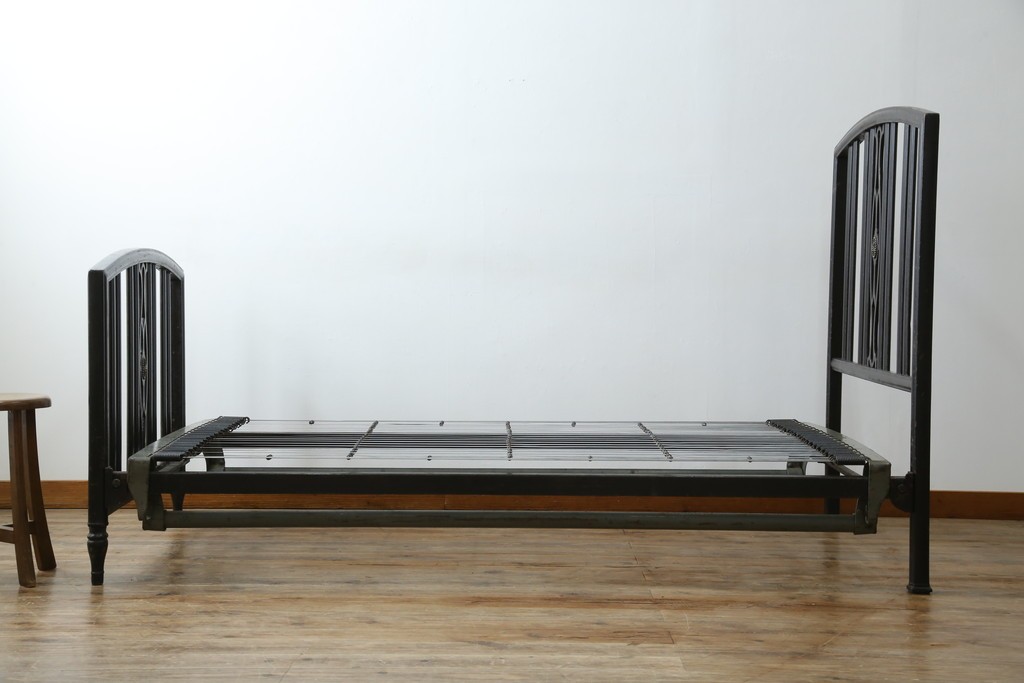 アメリカアンティーク　アイアンフレームがお洒落なベッドフレーム　(R-078806)