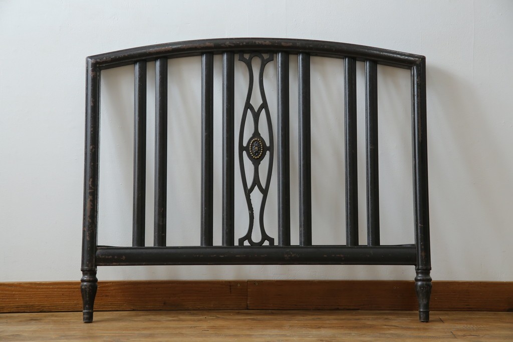 アメリカアンティーク　アイアンフレームがお洒落なベッドフレーム　(R-078806)