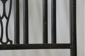 アメリカアンティーク　アイアンフレームがお洒落なベッドフレーム　(R-078806)