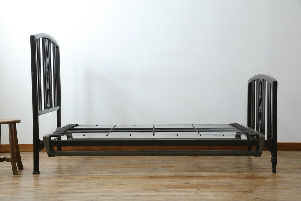 アメリカアンティーク　アイアンフレームがお洒落なベッドフレーム　(R-078806)