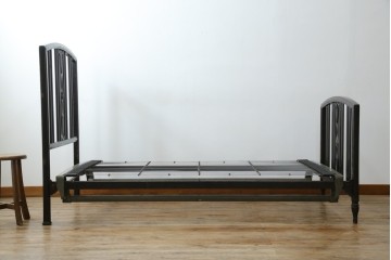 アメリカアンティーク　アイアンフレームがお洒落なベッドフレーム　(R-078806)