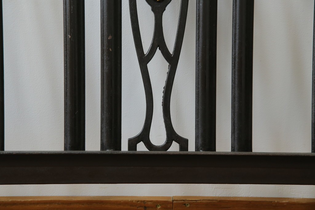 アメリカアンティーク　アイアンフレームがお洒落なベッドフレーム　(R-078806)