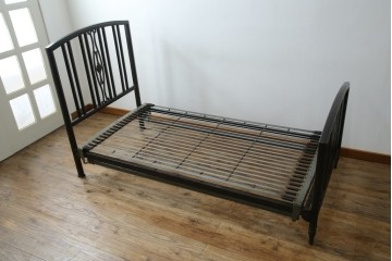 アメリカアンティーク　アイアンフレームがお洒落なベッドフレーム　(R-078806)