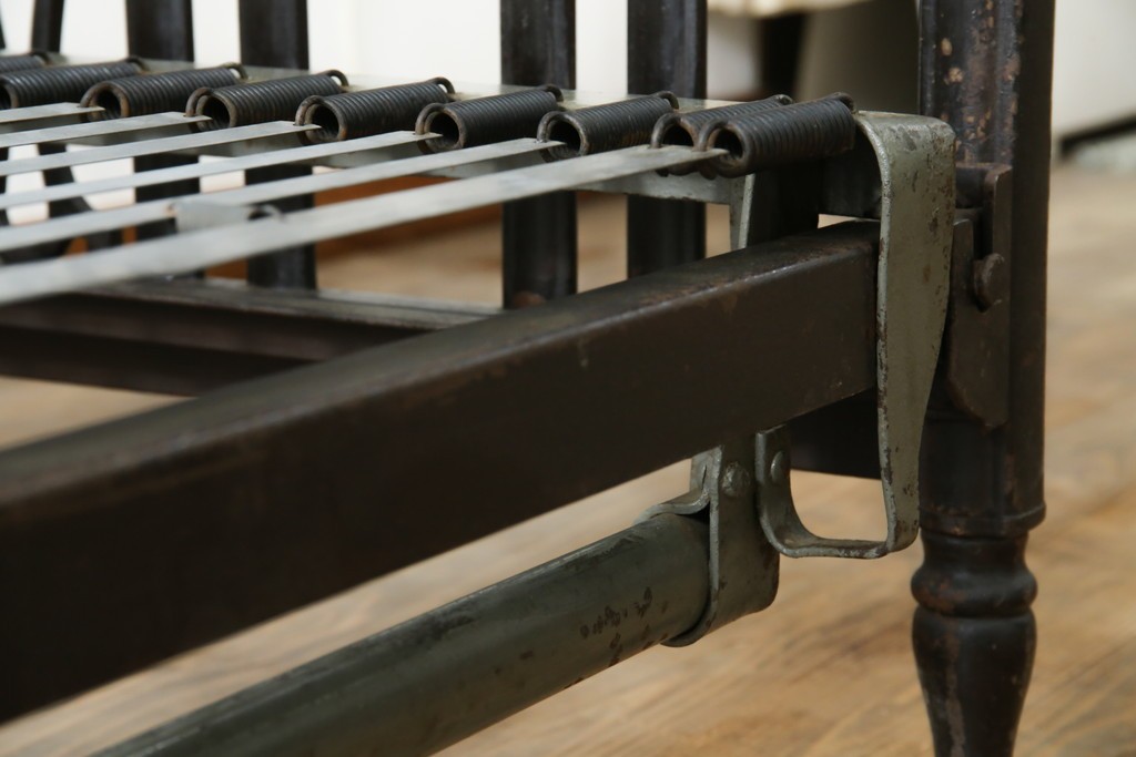 アメリカアンティーク　アイアンフレームがお洒落なベッドフレーム　(R-078806)