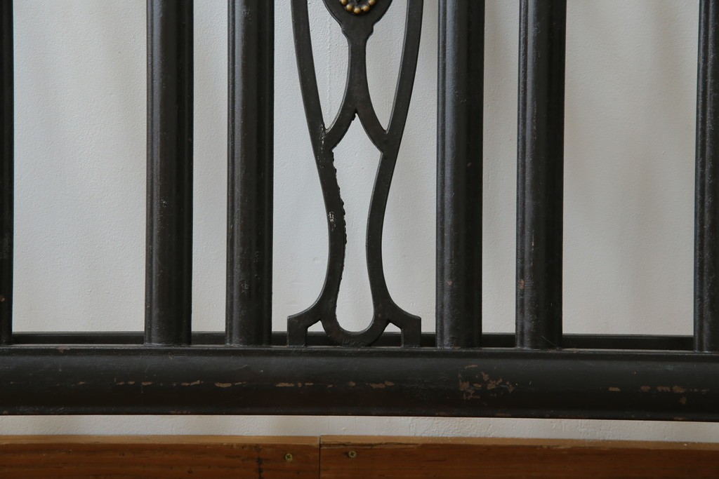 アメリカアンティーク　アイアンフレームがお洒落なベッドフレーム　(R-078806)