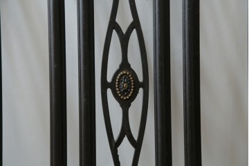 アメリカアンティーク　アイアンフレームがお洒落なベッドフレーム　(R-078806)