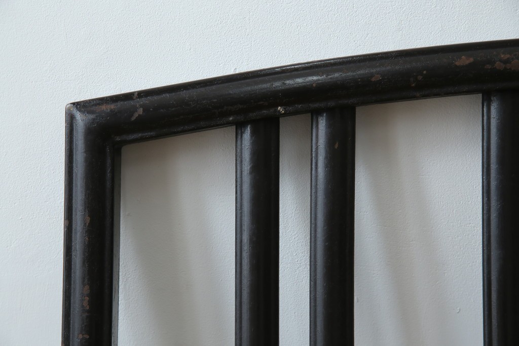 アメリカアンティーク　アイアンフレームがお洒落なベッドフレーム　(R-078806)