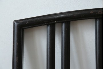 アメリカアンティーク　アイアンフレームがお洒落なベッドフレーム　(R-078806)