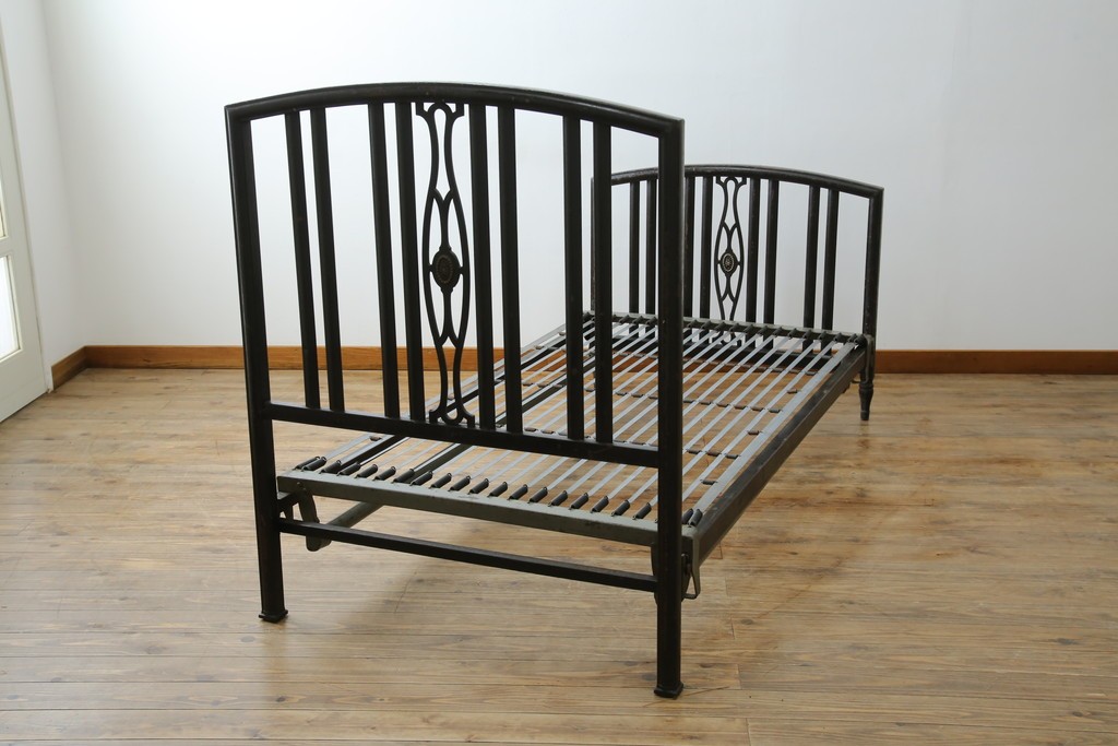 アメリカアンティーク　アイアンフレームがお洒落なベッドフレーム　(R-078806)