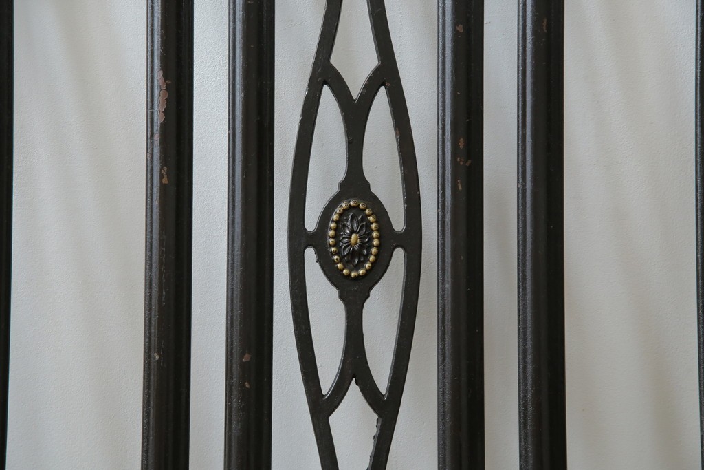 アメリカアンティーク　アイアンフレームがお洒落なベッドフレーム　(R-078806)