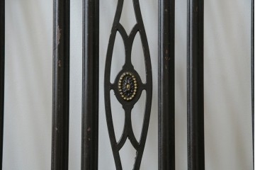 アメリカアンティーク　アイアンフレームがお洒落なベッドフレーム　(R-078806)