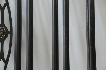 アメリカアンティーク　アイアンフレームがお洒落なベッドフレーム　(R-078806)