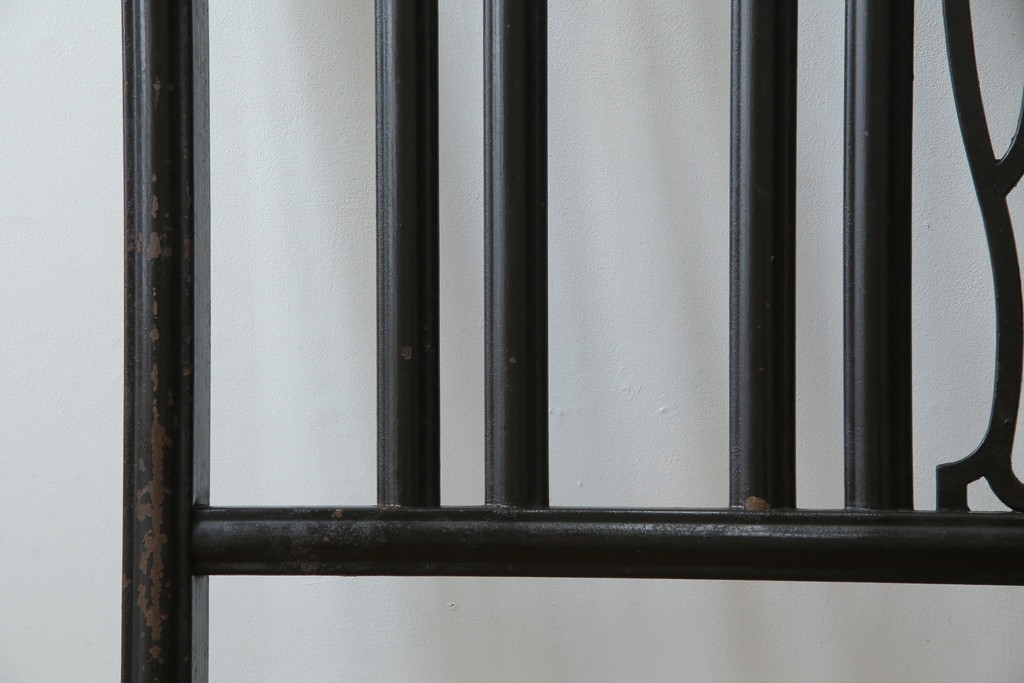 アメリカアンティーク　アイアンフレームがお洒落なベッドフレーム　(R-078806)