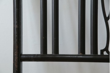 アメリカアンティーク　アイアンフレームがお洒落なベッドフレーム　(R-078806)