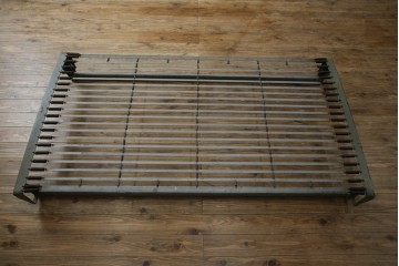 アメリカアンティーク　アイアンフレームがお洒落なベッドフレーム　(R-078806)