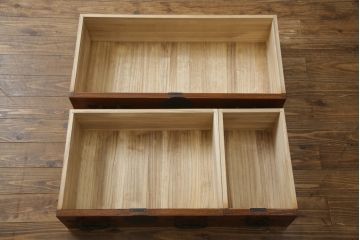中古　美品!!　高級品　国産　職人手作り　三方欅(ケヤキ)材　内部桐材　和の空間づくりにおすすめのアンティーク調時代箪笥(和箪笥、収納箪笥、整理箪笥)(R-078807)