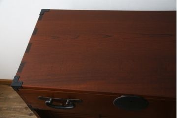 中古　美品!!　高級品　国産　職人手作り　三方欅(ケヤキ)材　内部桐材　和の空間づくりにおすすめのアンティーク調時代箪笥(和箪笥、収納箪笥、整理箪笥)(R-078807)