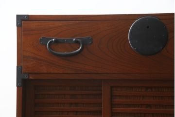中古　美品!!　高級品　国産　職人手作り　三方欅(ケヤキ)材　内部桐材　和の空間づくりにおすすめのアンティーク調時代箪笥(和箪笥、収納箪笥、整理箪笥)(R-078807)
