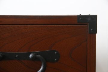 中古　美品!!　高級品　国産　職人手作り　三方欅(ケヤキ)材　内部桐材　和の空間づくりにおすすめのアンティーク調時代箪笥(和箪笥、収納箪笥、整理箪笥)(R-078807)