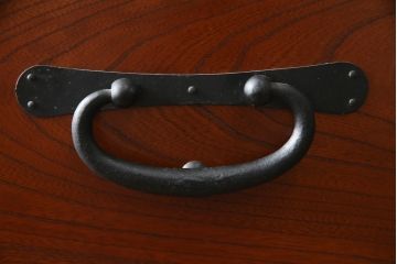 中古　美品!!　高級品　国産　職人手作り　三方欅(ケヤキ)材　内部桐材　和の空間づくりにおすすめのアンティーク調時代箪笥(和箪笥、収納箪笥、整理箪笥)(R-078807)