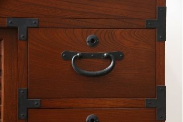 中古　美品!!　高級品　国産　職人手作り　三方欅(ケヤキ)材　内部桐材　和の空間づくりにおすすめのアンティーク調時代箪笥(和箪笥、収納箪笥、整理箪笥)(R-078807)