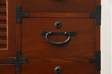 中古　美品!!　高級品　国産　職人手作り　三方欅(ケヤキ)材　内部桐材　和の空間づくりにおすすめのアンティーク調時代箪笥(和箪笥、収納箪笥、整理箪笥)(R-078807)