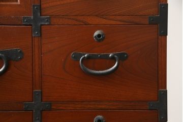 中古　美品!!　高級品　国産　職人手作り　三方欅(ケヤキ)材　内部桐材　和の空間づくりにおすすめのアンティーク調時代箪笥(和箪笥、収納箪笥、整理箪笥)(R-078807)