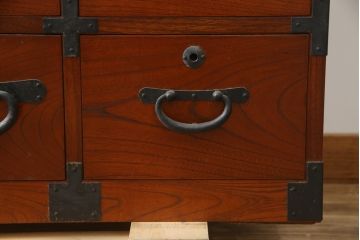 中古　美品!!　高級品　国産　職人手作り　三方欅(ケヤキ)材　内部桐材　和の空間づくりにおすすめのアンティーク調時代箪笥(和箪笥、収納箪笥、整理箪笥)(R-078807)
