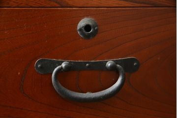 中古　美品!!　高級品　国産　職人手作り　三方欅(ケヤキ)材　内部桐材　和の空間づくりにおすすめのアンティーク調時代箪笥(和箪笥、収納箪笥、整理箪笥)(R-078807)