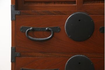 中古　美品!!　高級品　国産　職人手作り　三方欅(ケヤキ)材　内部桐材　和の空間づくりにおすすめのアンティーク調時代箪笥(和箪笥、収納箪笥、整理箪笥)(R-078807)