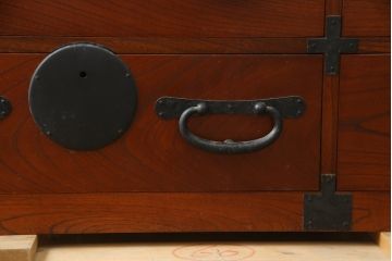 中古　美品!!　高級品　国産　職人手作り　三方欅(ケヤキ)材　内部桐材　和の空間づくりにおすすめのアンティーク調時代箪笥(和箪笥、収納箪笥、整理箪笥)(R-078807)