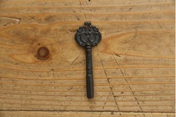 中古　美品!!　高級品　国産　職人手作り　三方欅(ケヤキ)材　内部桐材　和の空間づくりにおすすめのアンティーク調時代箪笥(和箪笥、収納箪笥、整理箪笥)(R-078807)