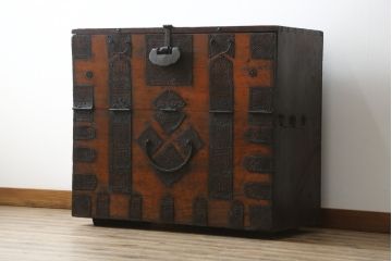 アジアンアンティーク　松材　金具の立派なバンダチ(バンダジ、半閉櫃、李朝箪笥、時代箪笥、収納箪笥、サイドボード)(R-078808)