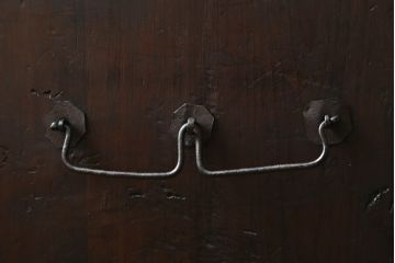 アジアンアンティーク　松材　金具の立派なバンダチ(バンダジ、半閉櫃、李朝箪笥、時代箪笥、収納箪笥、サイドボード)(R-078808)