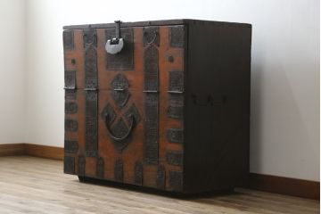 アジアンアンティーク　松材　金具の立派なバンダチ(バンダジ、半閉櫃、李朝箪笥、時代箪笥、収納箪笥、サイドボード)(R-078808)