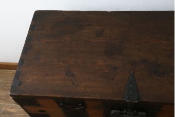 アジアンアンティーク　松材　金具の立派なバンダチ(バンダジ、半閉櫃、李朝箪笥、時代箪笥、収納箪笥、サイドボード)(R-078808)