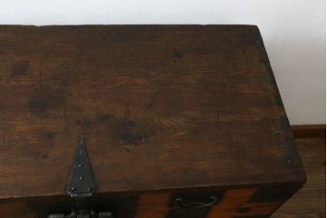 アジアンアンティーク　松材　金具の立派なバンダチ(バンダジ、半閉櫃、李朝箪笥、時代箪笥、収納箪笥、サイドボード)(R-078808)