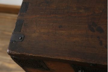 アジアンアンティーク　松材　金具の立派なバンダチ(バンダジ、半閉櫃、李朝箪笥、時代箪笥、収納箪笥、サイドボード)(R-078808)