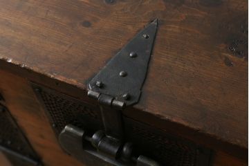 アジアンアンティーク　松材　金具の立派なバンダチ(バンダジ、半閉櫃、李朝箪笥、時代箪笥、収納箪笥、サイドボード)(R-078808)