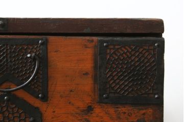 アジアンアンティーク　松材　金具の立派なバンダチ(バンダジ、半閉櫃、李朝箪笥、時代箪笥、収納箪笥、サイドボード)(R-078808)
