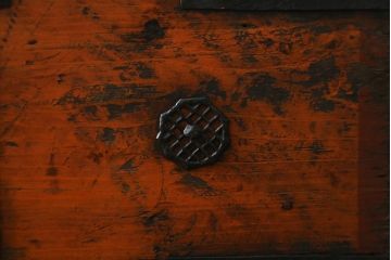 アジアンアンティーク　松材　金具の立派なバンダチ(バンダジ、半閉櫃、李朝箪笥、時代箪笥、収納箪笥、サイドボード)(R-078808)