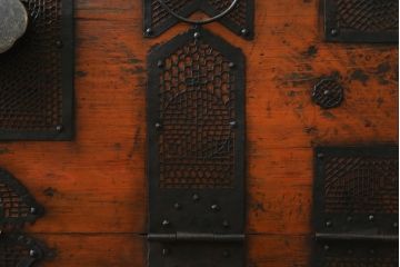 アジアンアンティーク　松材　金具の立派なバンダチ(バンダジ、半閉櫃、李朝箪笥、時代箪笥、収納箪笥、サイドボード)(R-078808)