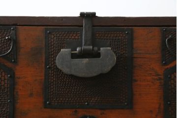 アジアンアンティーク　松材　金具の立派なバンダチ(バンダジ、半閉櫃、李朝箪笥、時代箪笥、収納箪笥、サイドボード)(R-078808)