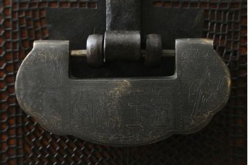 アジアンアンティーク　松材　金具の立派なバンダチ(バンダジ、半閉櫃、李朝箪笥、時代箪笥、収納箪笥、サイドボード)(R-078808)