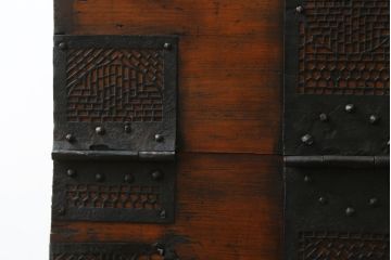 アジアンアンティーク　松材　金具の立派なバンダチ(バンダジ、半閉櫃、李朝箪笥、時代箪笥、収納箪笥、サイドボード)(R-078808)