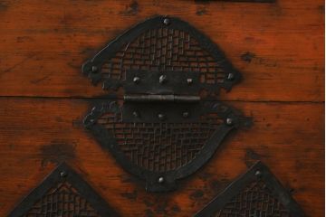 アジアンアンティーク　松材　金具の立派なバンダチ(バンダジ、半閉櫃、李朝箪笥、時代箪笥、収納箪笥、サイドボード)(R-078808)