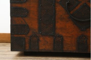 アジアンアンティーク　松材　金具の立派なバンダチ(バンダジ、半閉櫃、李朝箪笥、時代箪笥、収納箪笥、サイドボード)(R-078808)