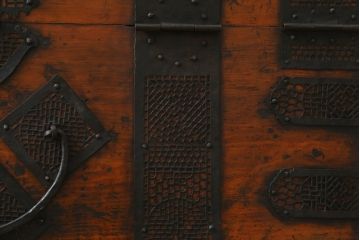 アジアンアンティーク　松材　金具の立派なバンダチ(バンダジ、半閉櫃、李朝箪笥、時代箪笥、収納箪笥、サイドボード)(R-078808)