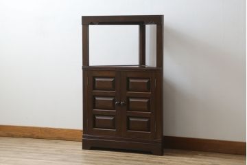 中古　松本民芸家具　丁寧に面取りされたデザインが魅力的な隅棚(コーナーキャビネット、収納棚、戸棚、電話台、飾り棚、花台、飾り台)(定価約22万円)(R-078814)